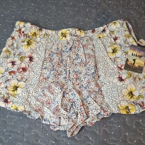 BeBop Floral Women's Shorts size large NWT